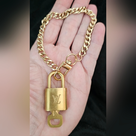 Authentic Louis Vuitton ๐ Lock & Key #309 with unbranded chain - Picture 4 of 5